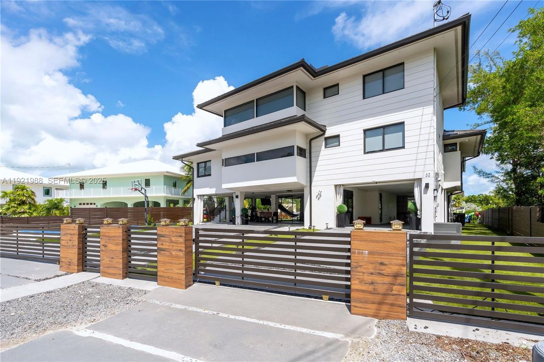 На продажу: $3,395,000 (5 спален, 5 ванн, 3868 Квадратных фут)