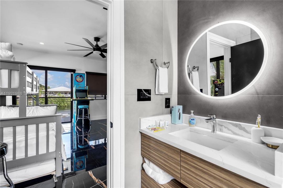 На продажу: $3,395,000 (5 спален, 5 ванн, 3868 Квадратных фут)