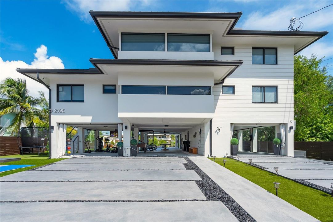 На продажу: $3,395,000 (5 спален, 5 ванн, 3868 Квадратных фут)