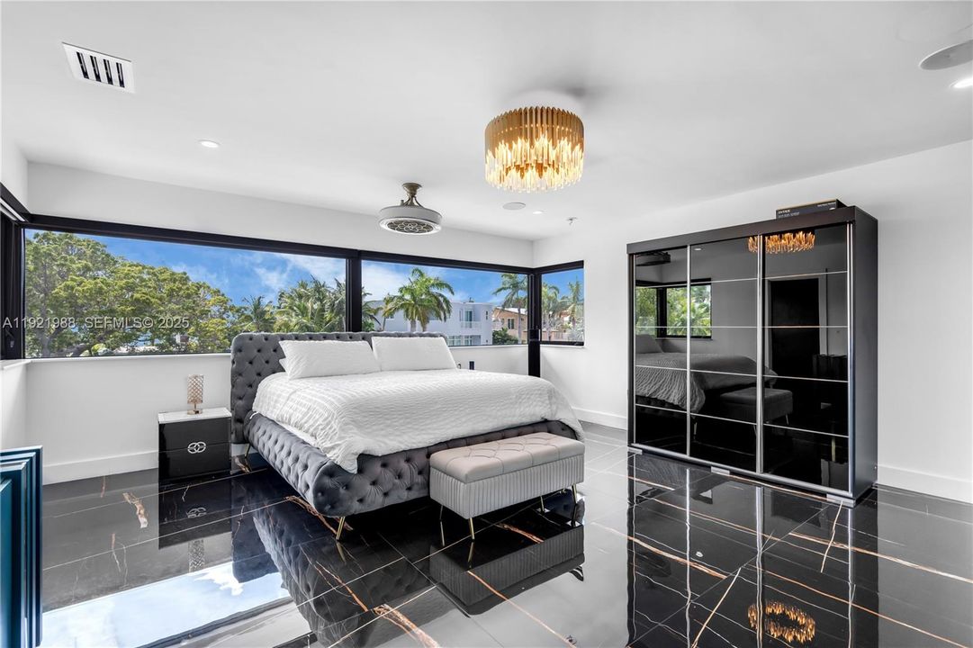 На продажу: $3,395,000 (5 спален, 5 ванн, 3868 Квадратных фут)