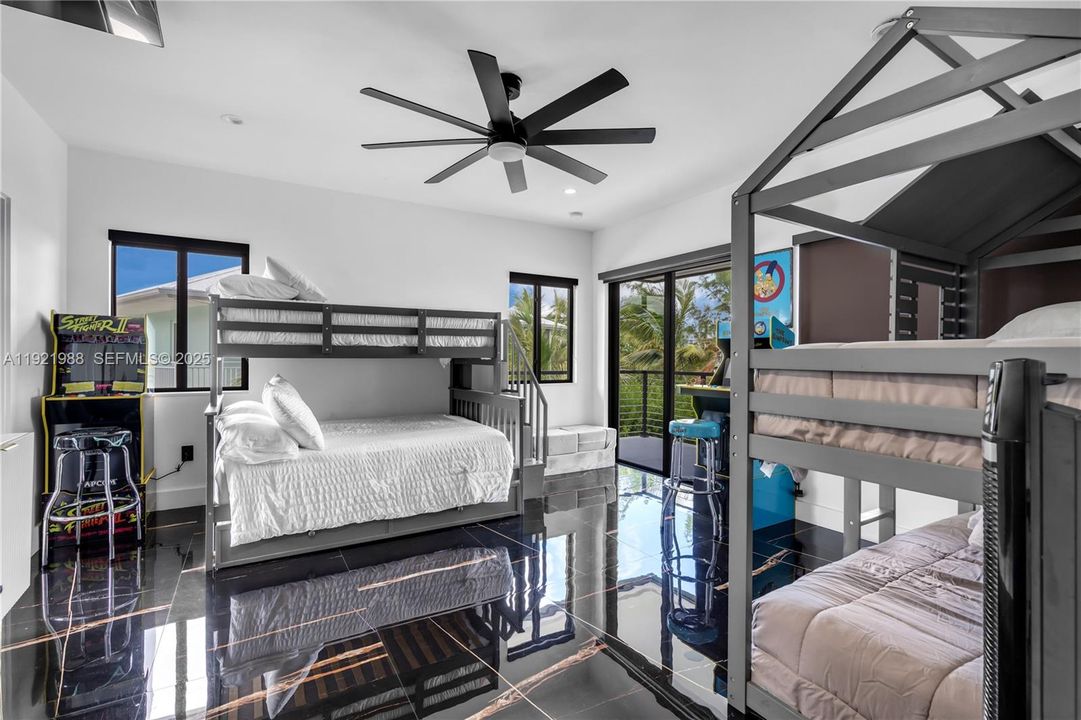 На продажу: $3,395,000 (5 спален, 5 ванн, 3868 Квадратных фут)