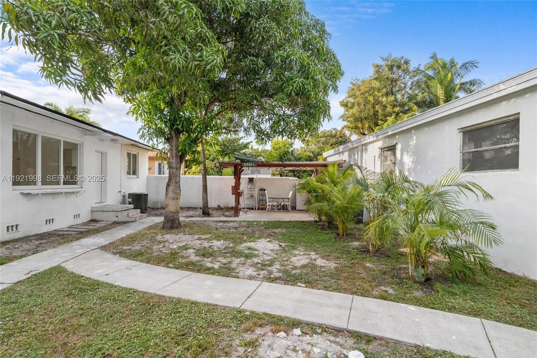 For Rent: $3,500 (3 beds, 2 baths, 1325 Square Feet)