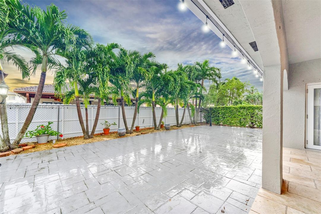 Под контрактом: $875,000 (3 спален, 3 ванн, 2574 Квадратных фут)