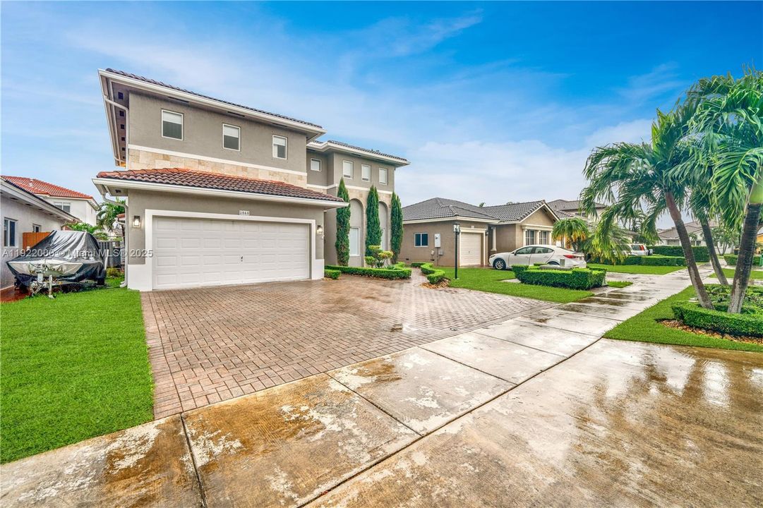 Под контрактом: $875,000 (3 спален, 3 ванн, 2574 Квадратных фут)