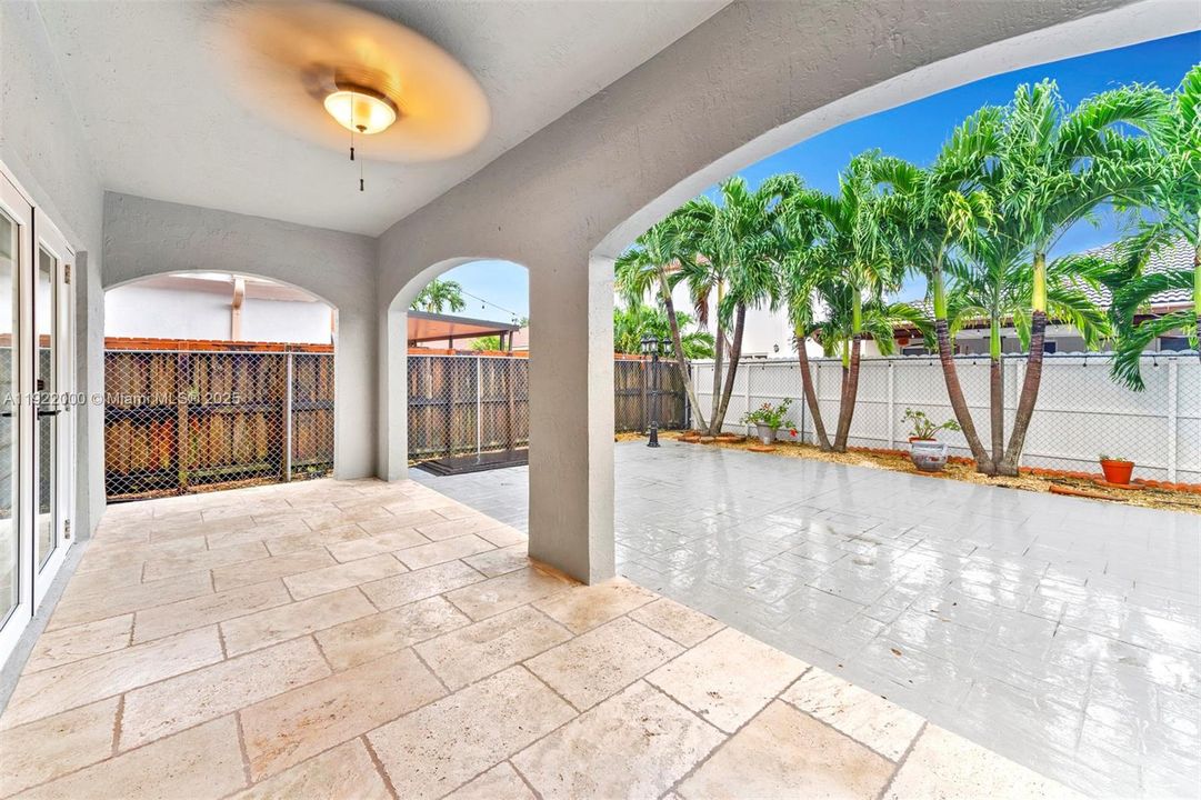 Под контрактом: $875,000 (3 спален, 3 ванн, 2574 Квадратных фут)