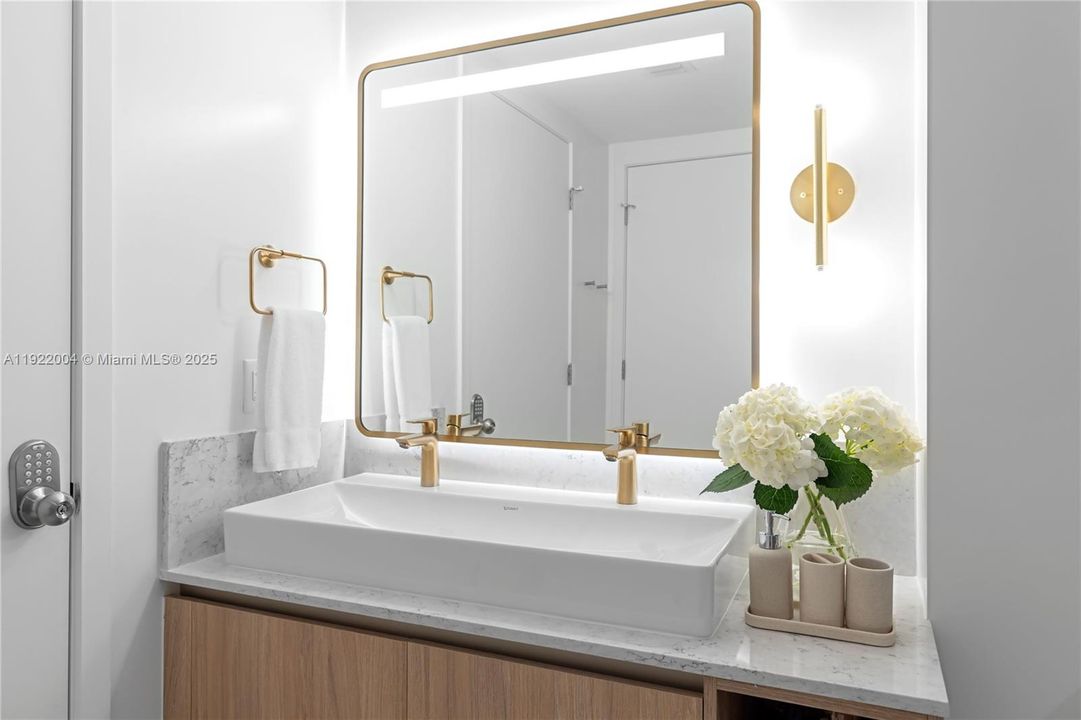 En Venta: $979,000 (2 camas, 2 baños, 977 Pies cuadrados)