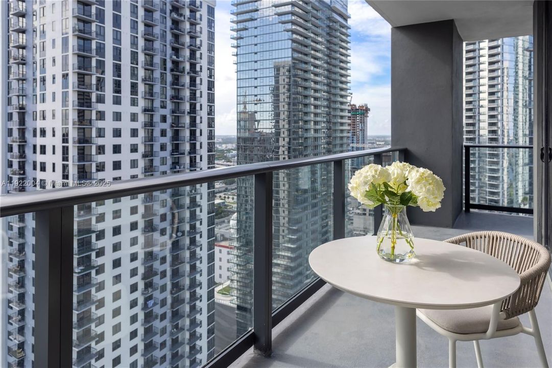 En Venta: $979,000 (2 camas, 2 baños, 977 Pies cuadrados)