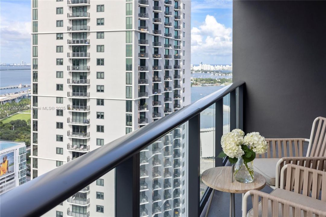 En Venta: $979,000 (2 camas, 2 baños, 977 Pies cuadrados)