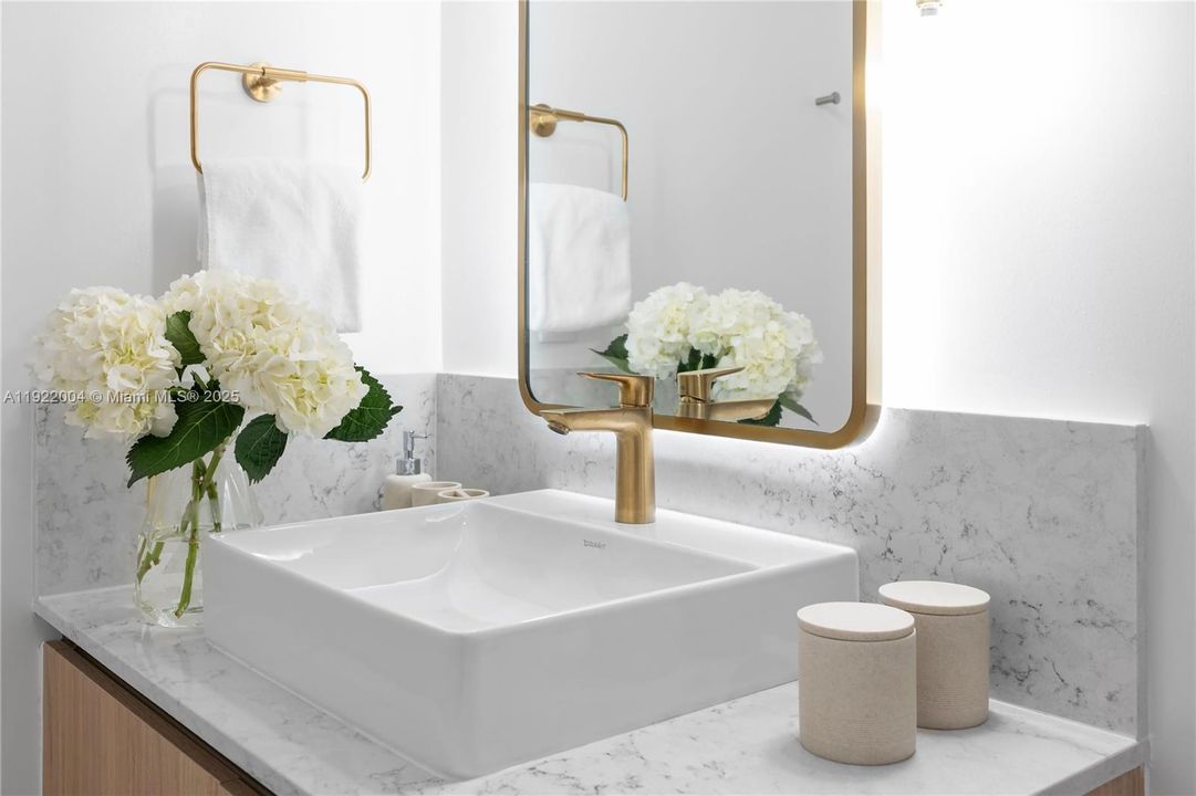 En Venta: $979,000 (2 camas, 2 baños, 977 Pies cuadrados)