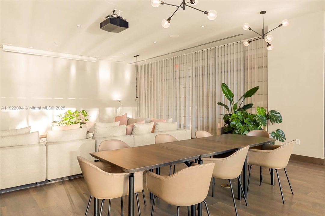 En Venta: $979,000 (2 camas, 2 baños, 977 Pies cuadrados)