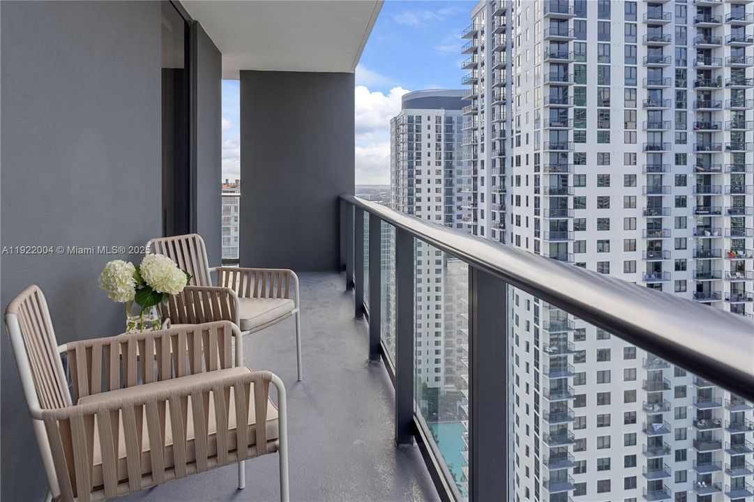 En Venta: $979,000 (2 camas, 2 baños, 977 Pies cuadrados)