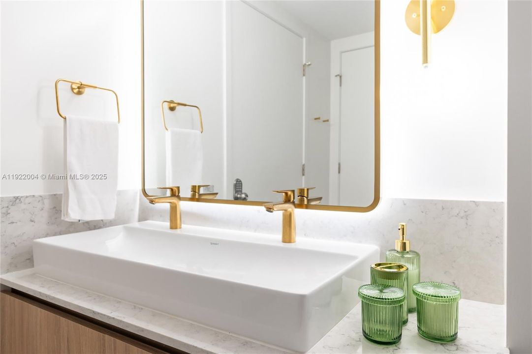 En Venta: $979,000 (2 camas, 2 baños, 977 Pies cuadrados)