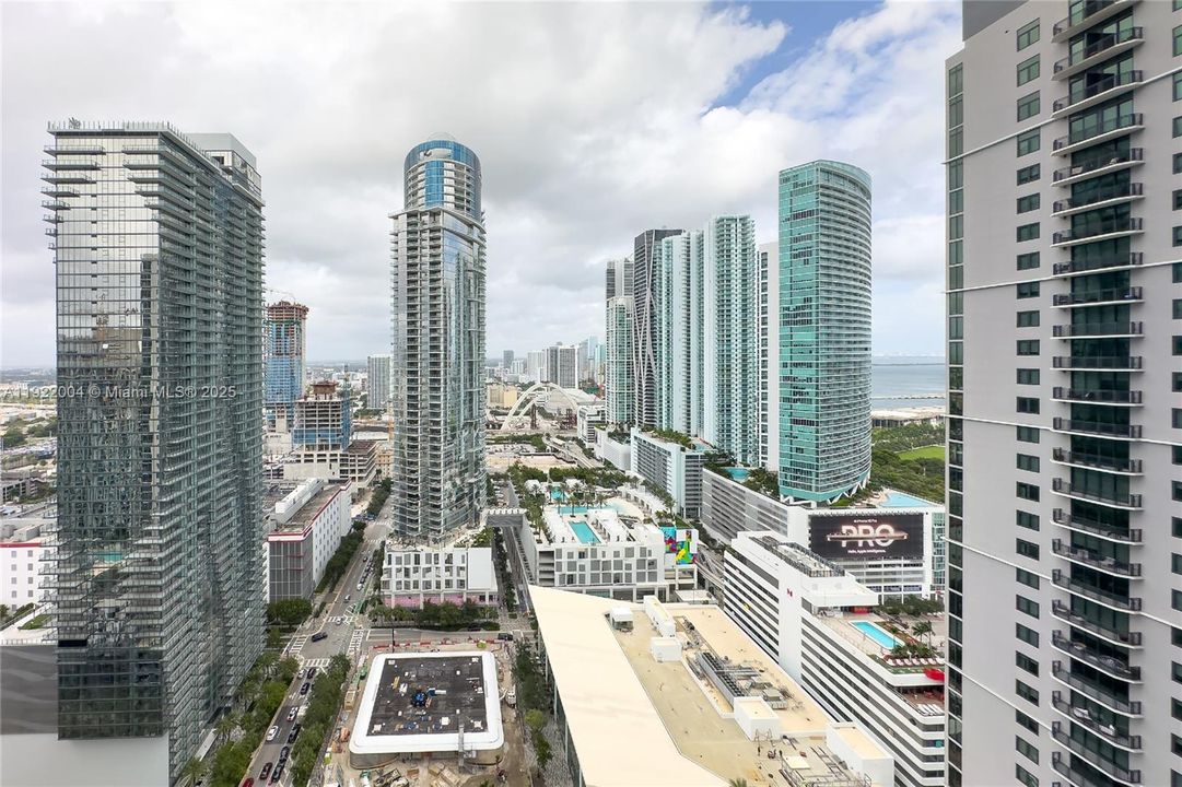 En Venta: $979,000 (2 camas, 2 baños, 977 Pies cuadrados)