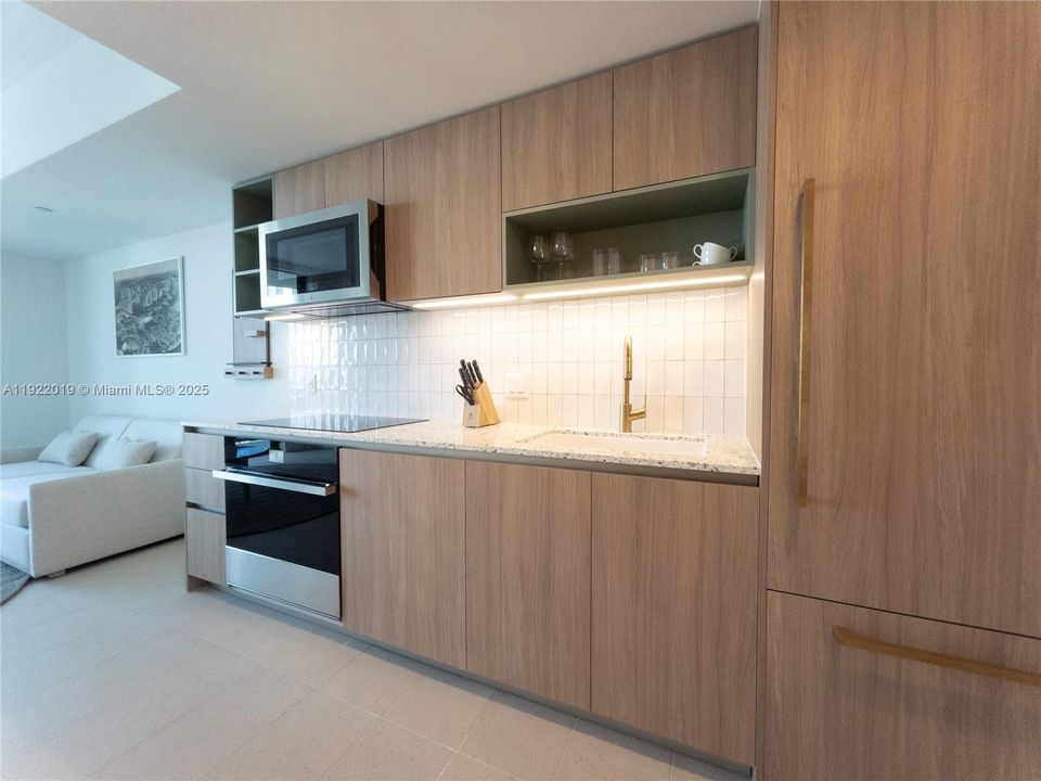 For Sale: $598,000 (1 beds, 1 baths, 653 Square Feet)