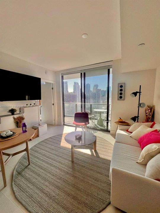 For Sale: $598,000 (1 beds, 1 baths, 653 Square Feet)