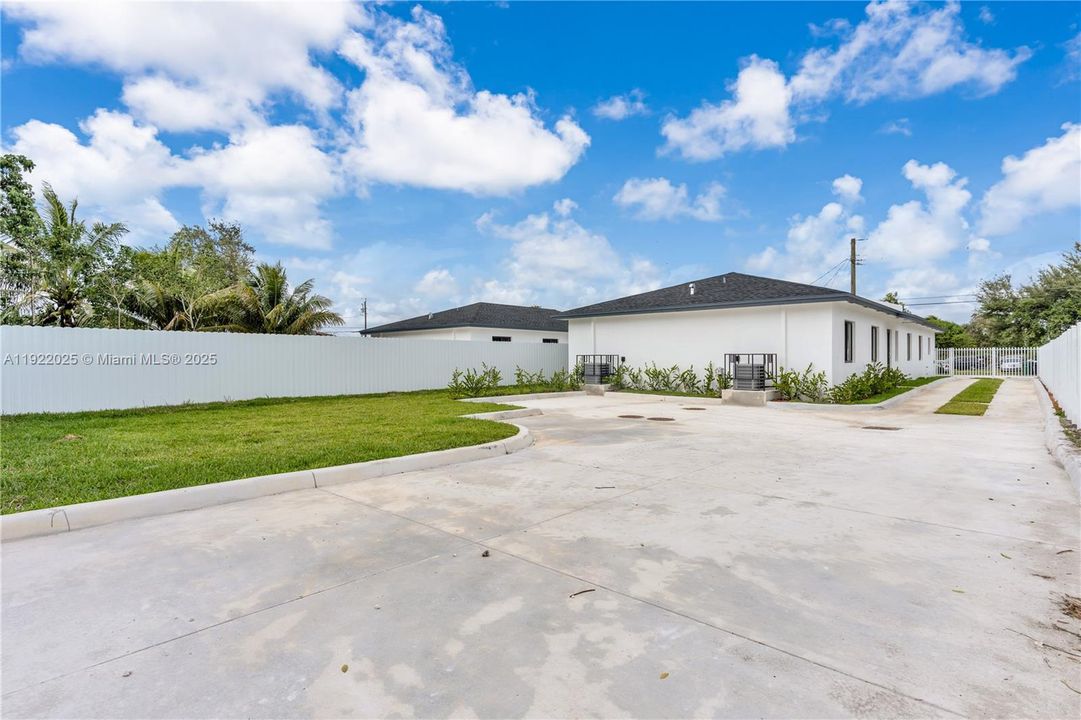 For Rent: $3,500 (3 beds, 2 baths, 1040 Square Feet)