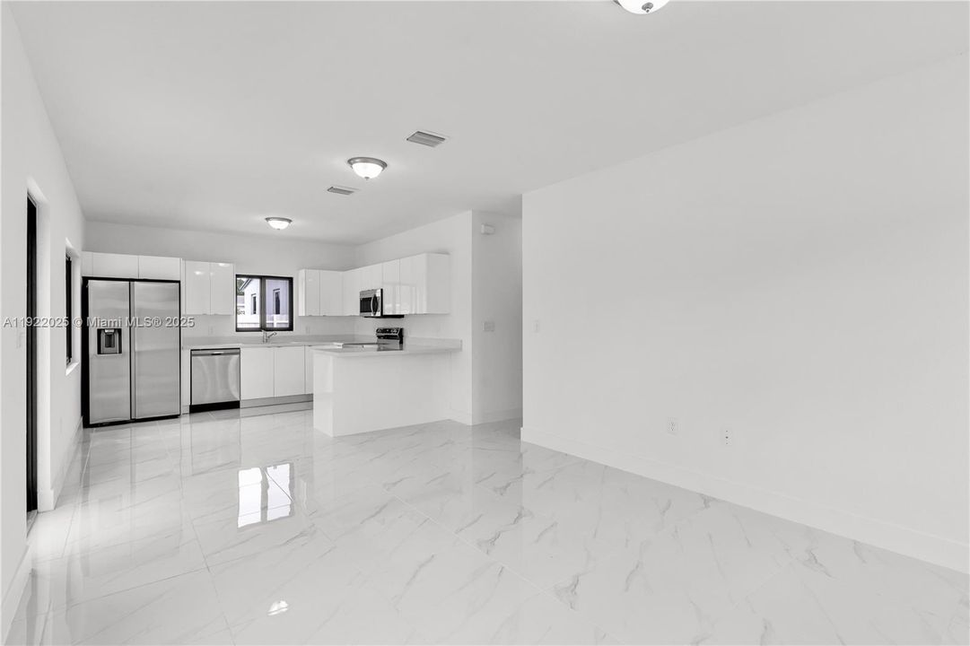 For Rent: $3,500 (3 beds, 2 baths, 1040 Square Feet)