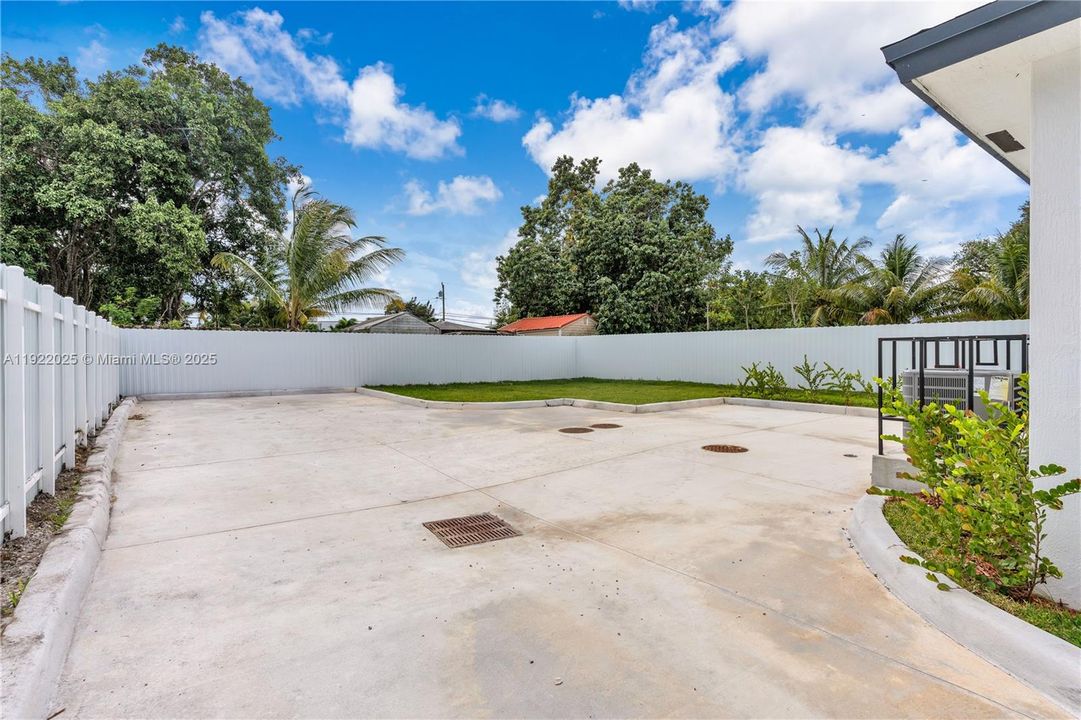 For Rent: $3,500 (3 beds, 2 baths, 1040 Square Feet)