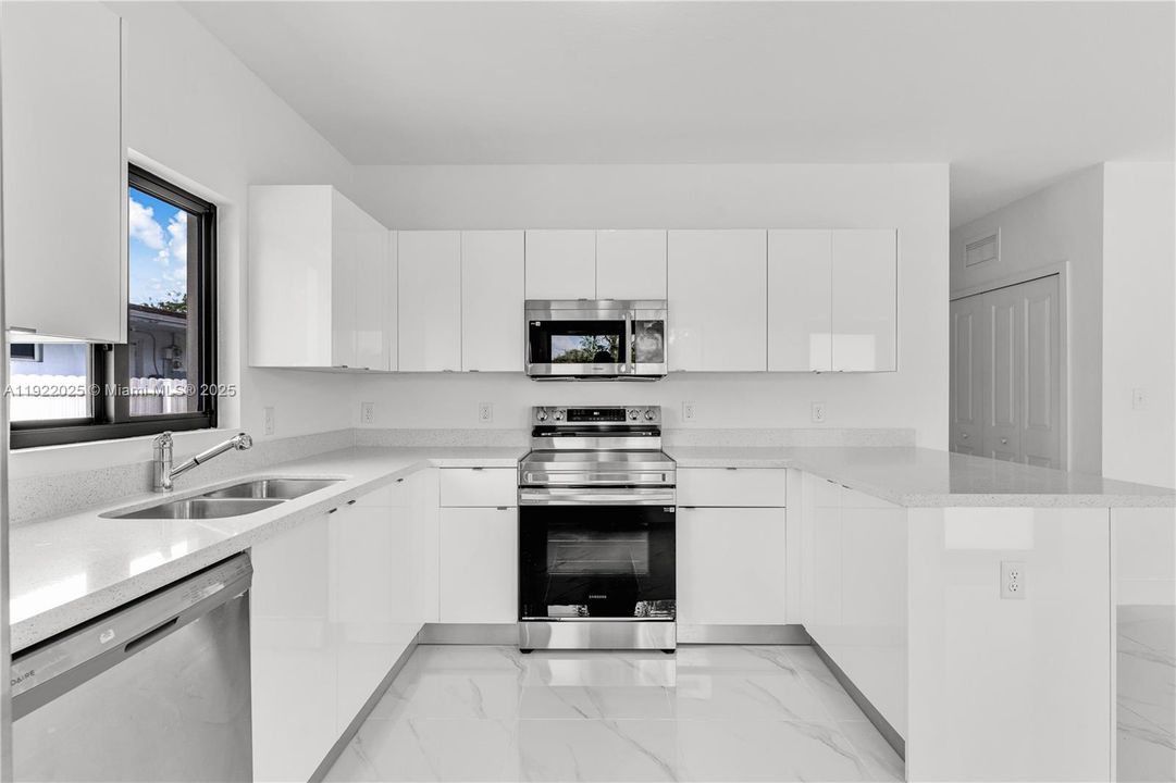 For Rent: $3,500 (3 beds, 2 baths, 1040 Square Feet)