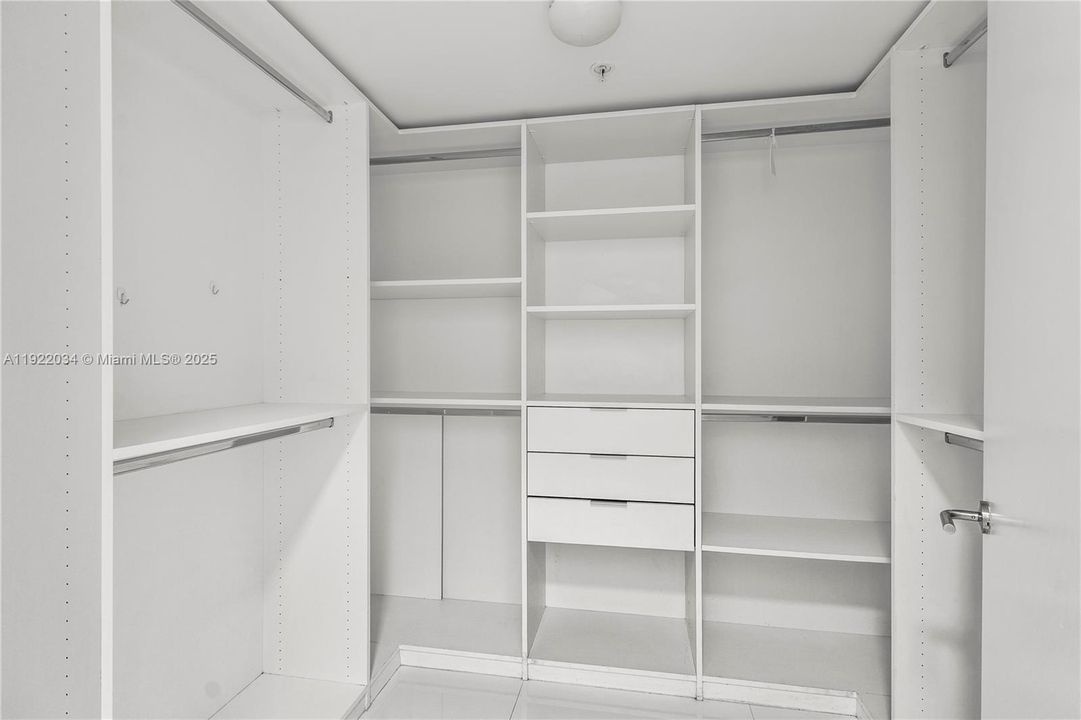 待售: $600,000 (2 贝兹, 2 浴室, 958 平方英尺)