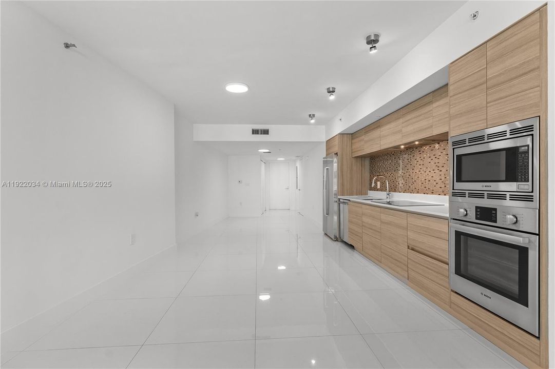 待售: $600,000 (2 贝兹, 2 浴室, 958 平方英尺)