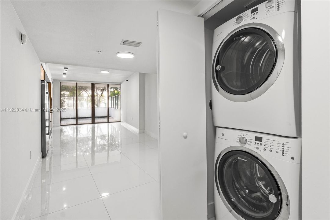 待售: $600,000 (2 贝兹, 2 浴室, 958 平方英尺)