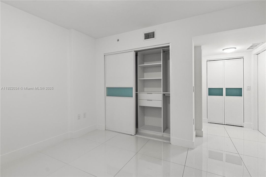 待售: $600,000 (2 贝兹, 2 浴室, 958 平方英尺)