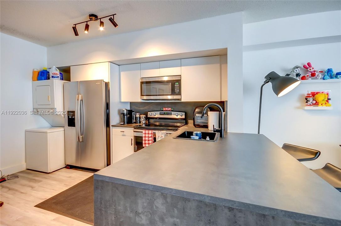 For Sale: $288,000 (1 beds, 1 baths, 685 Square Feet)