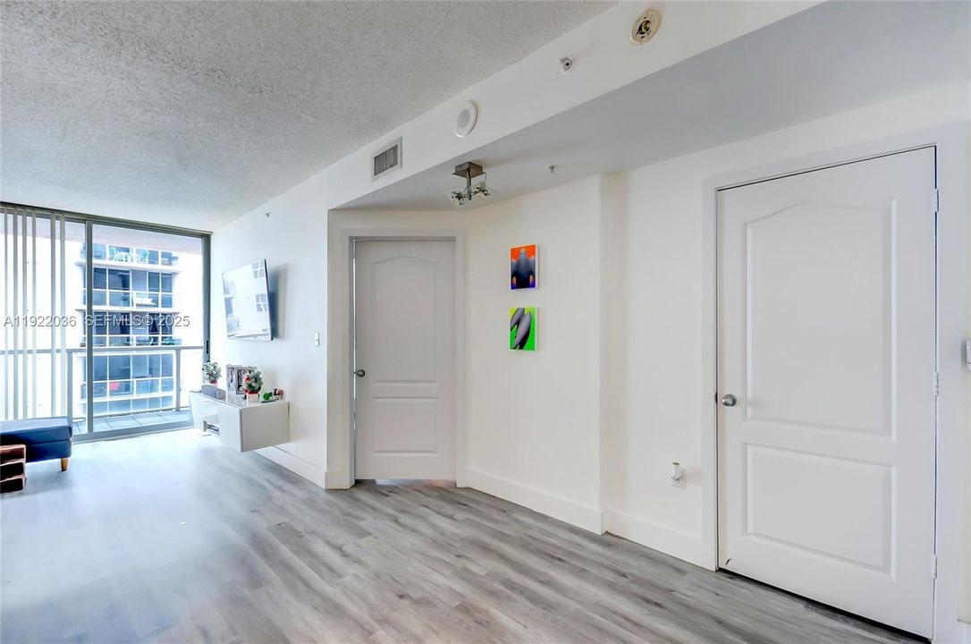 For Sale: $288,000 (1 beds, 1 baths, 685 Square Feet)