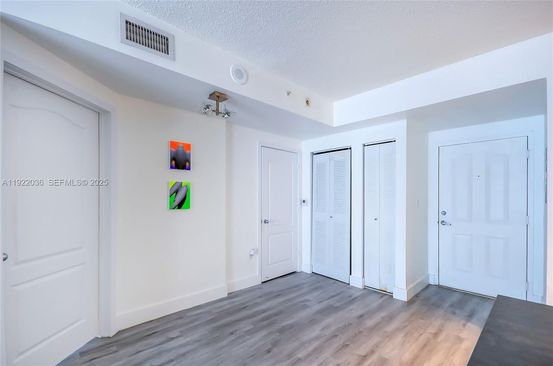 For Sale: $288,000 (1 beds, 1 baths, 685 Square Feet)