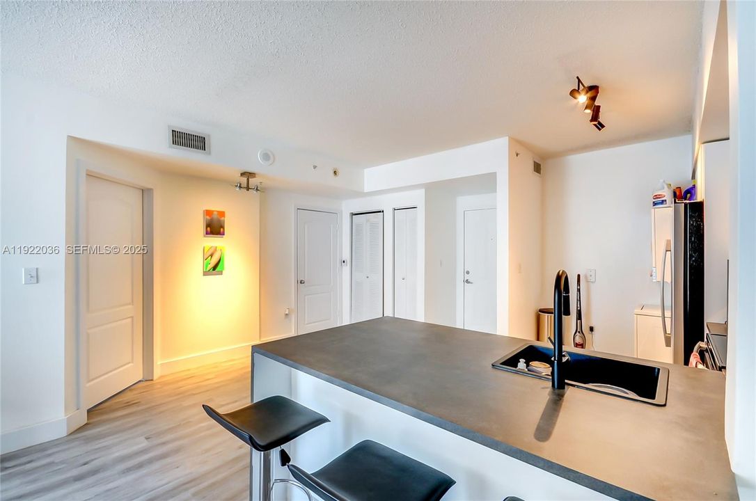 For Sale: $288,000 (1 beds, 1 baths, 685 Square Feet)