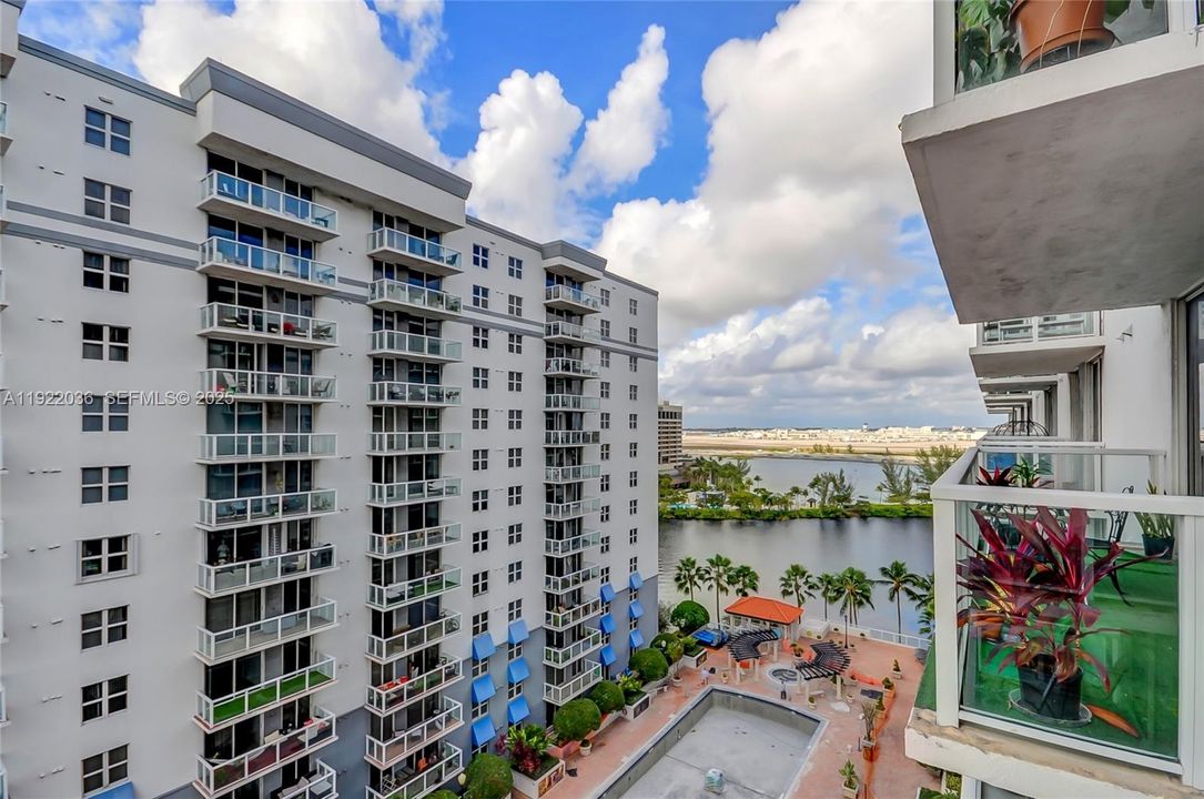 For Sale: $288,000 (1 beds, 1 baths, 685 Square Feet)