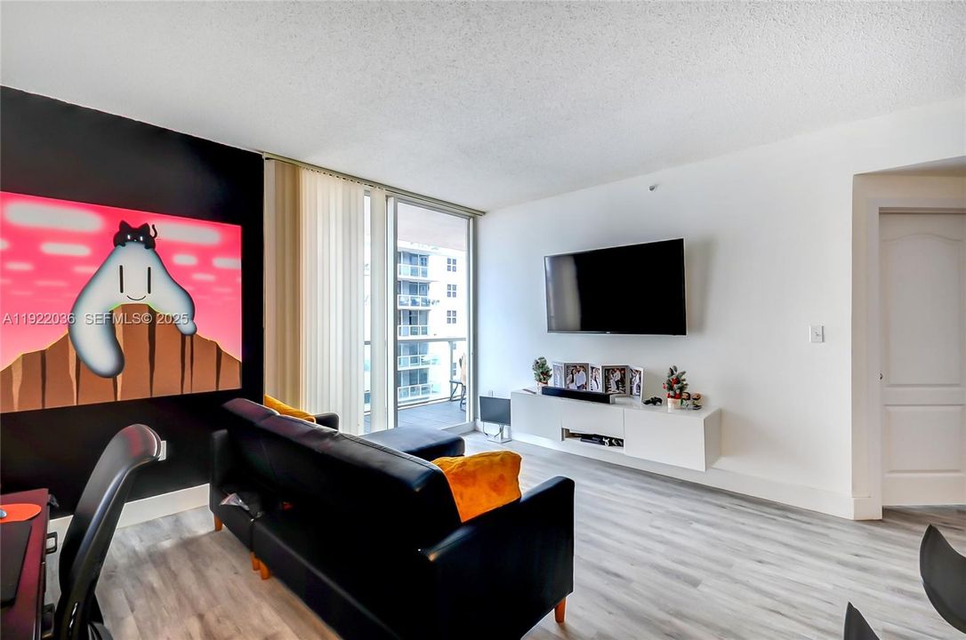 For Sale: $288,000 (1 beds, 1 baths, 685 Square Feet)