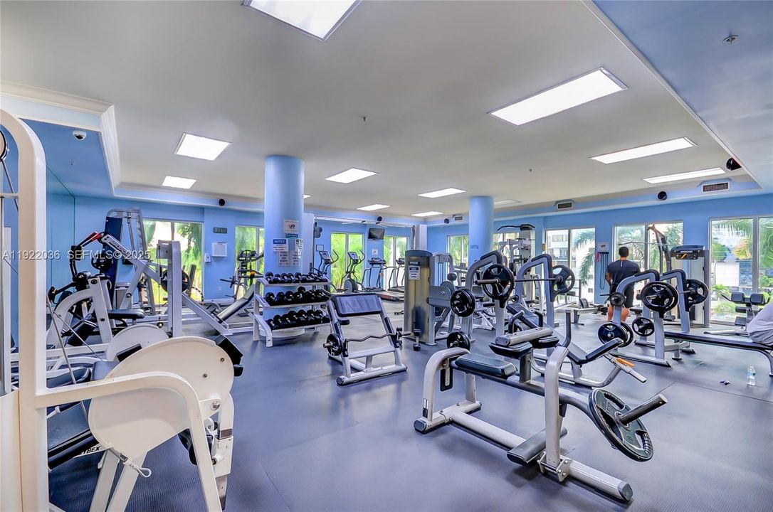 For Sale: $288,000 (1 beds, 1 baths, 685 Square Feet)