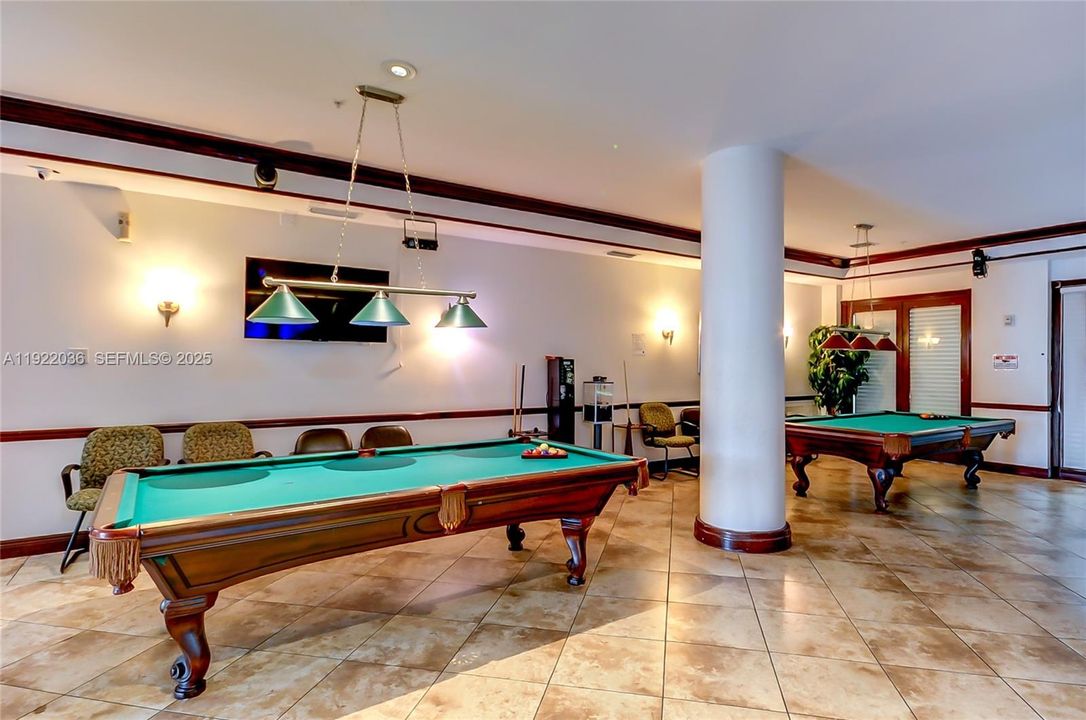 For Sale: $288,000 (1 beds, 1 baths, 685 Square Feet)