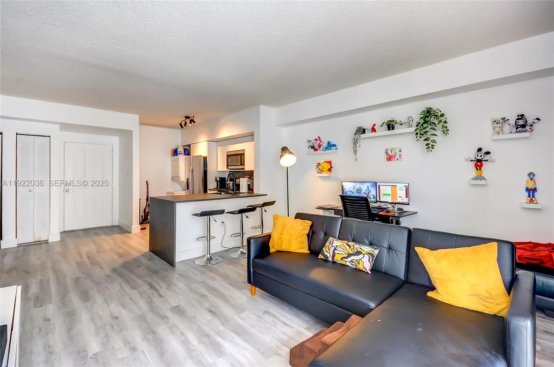 For Sale: $288,000 (1 beds, 1 baths, 685 Square Feet)