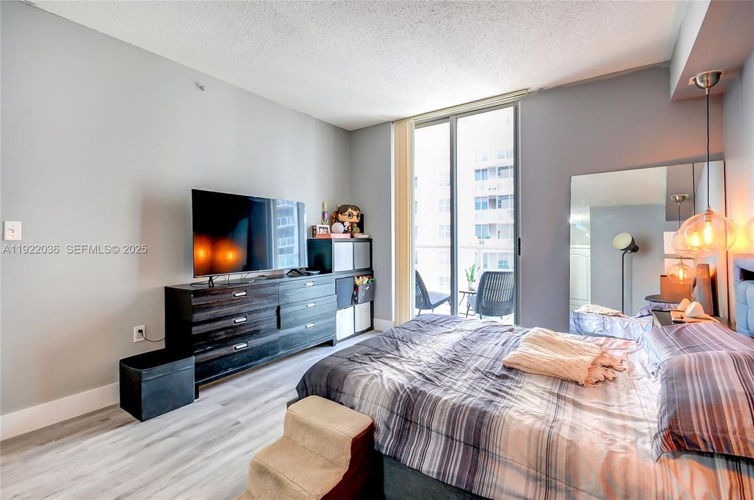 For Sale: $288,000 (1 beds, 1 baths, 685 Square Feet)