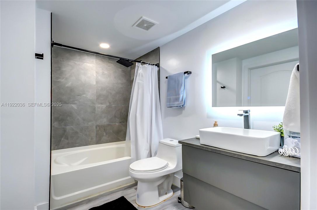 For Sale: $288,000 (1 beds, 1 baths, 685 Square Feet)