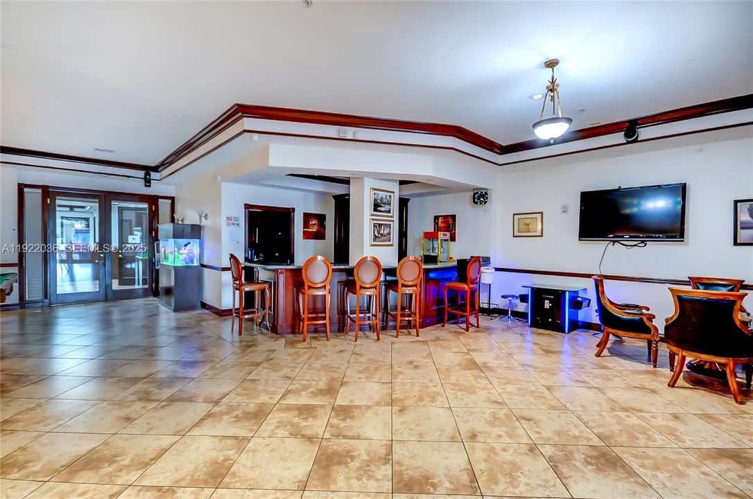 For Sale: $288,000 (1 beds, 1 baths, 685 Square Feet)