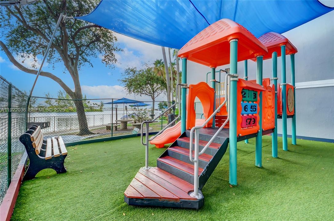 For Sale: $288,000 (1 beds, 1 baths, 685 Square Feet)