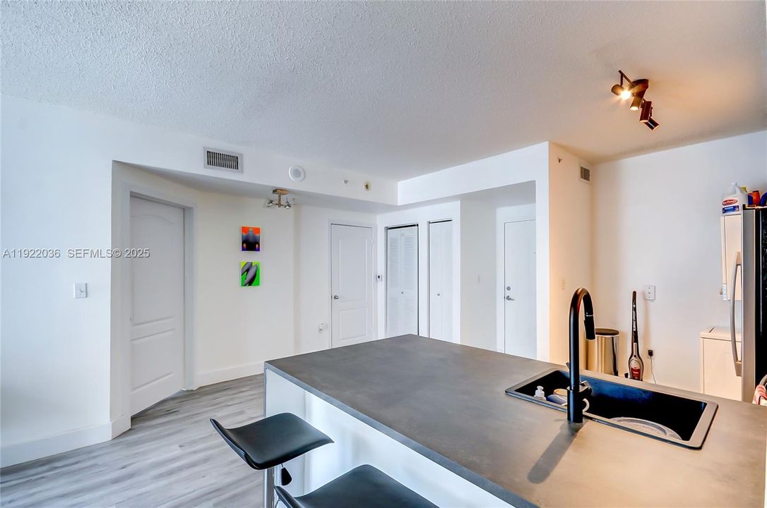 For Sale: $288,000 (1 beds, 1 baths, 685 Square Feet)