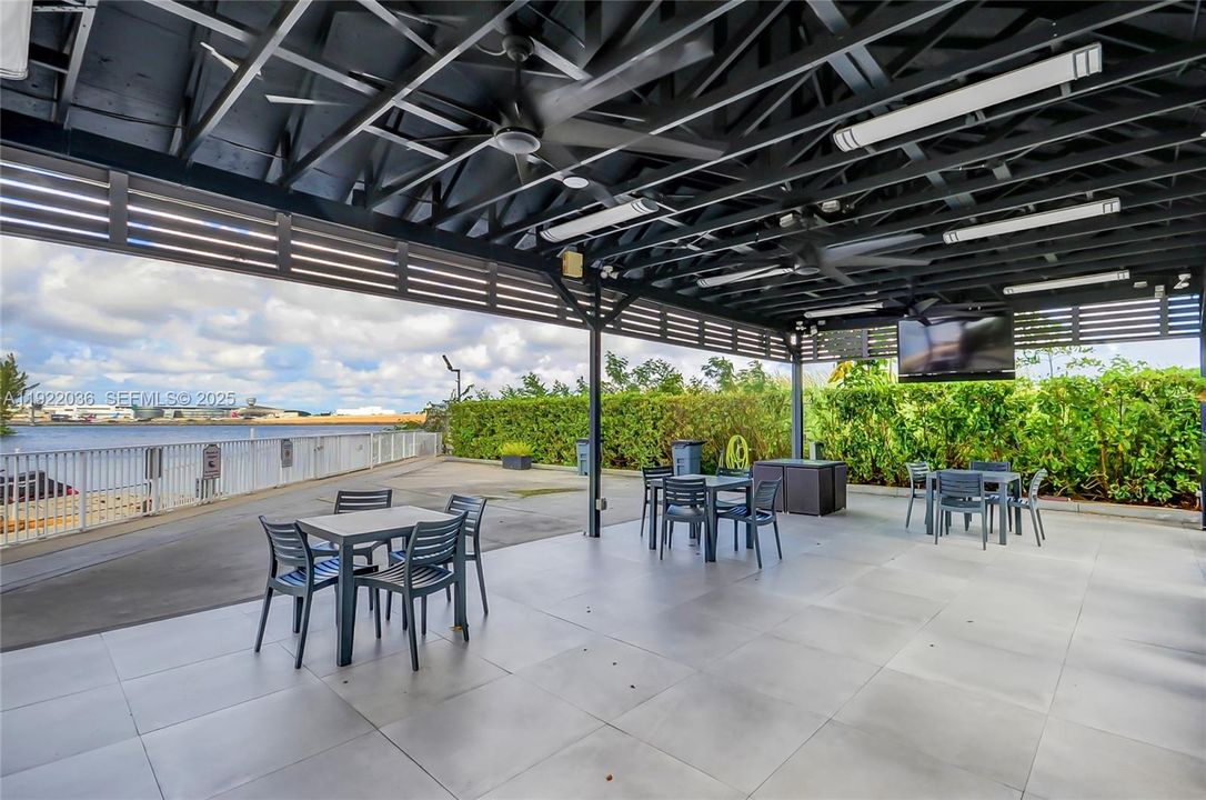 For Sale: $288,000 (1 beds, 1 baths, 685 Square Feet)