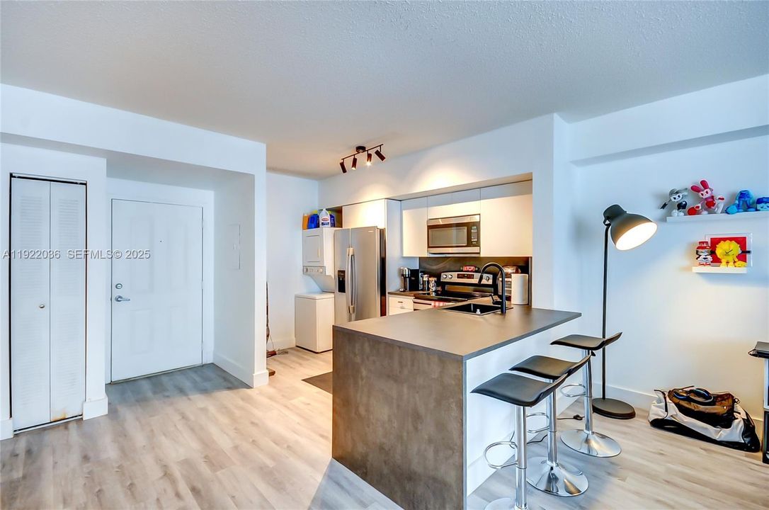 For Sale: $288,000 (1 beds, 1 baths, 685 Square Feet)