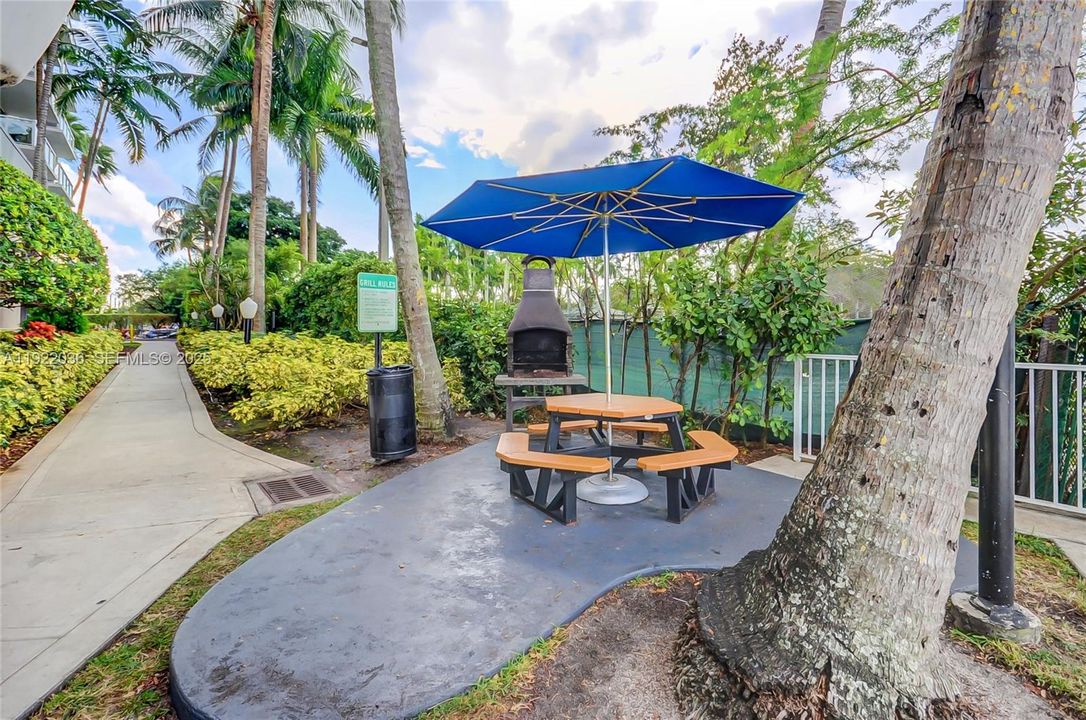 For Sale: $288,000 (1 beds, 1 baths, 685 Square Feet)