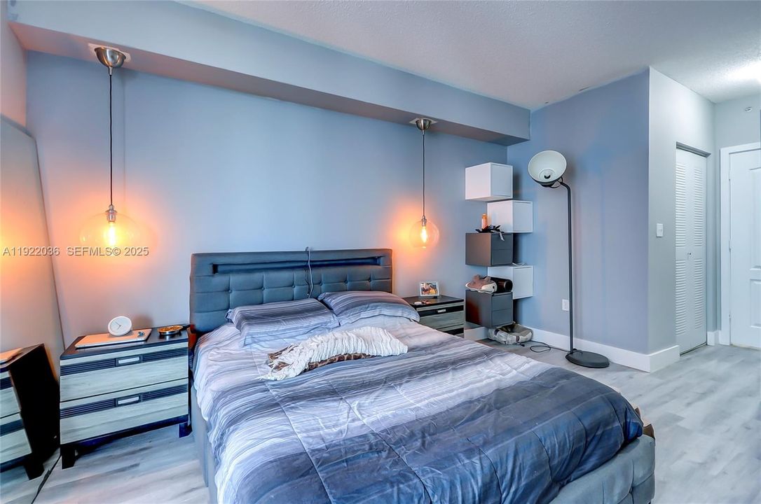 For Sale: $288,000 (1 beds, 1 baths, 685 Square Feet)