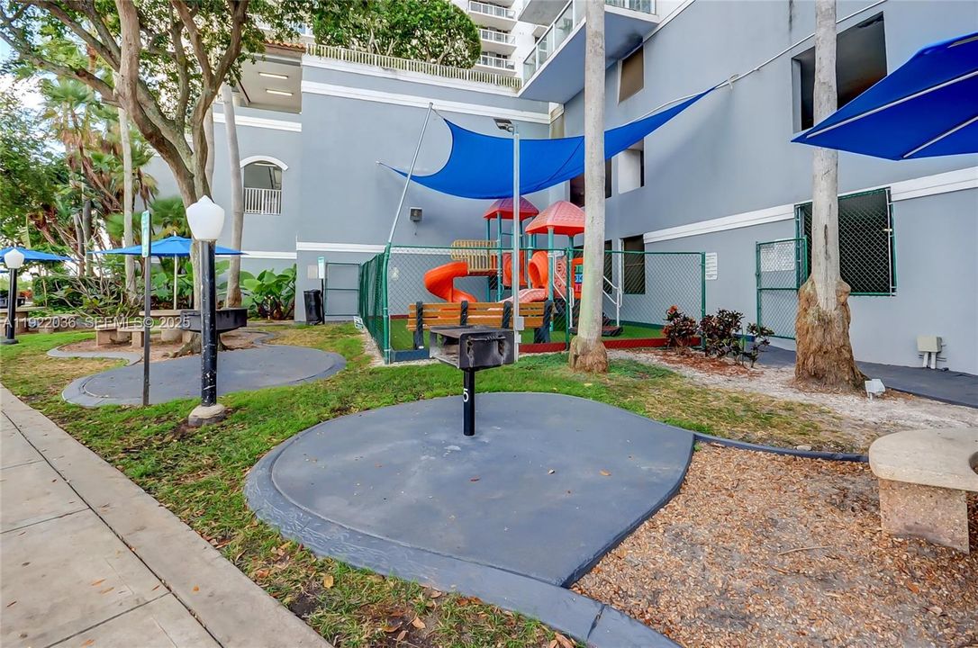 For Sale: $288,000 (1 beds, 1 baths, 685 Square Feet)