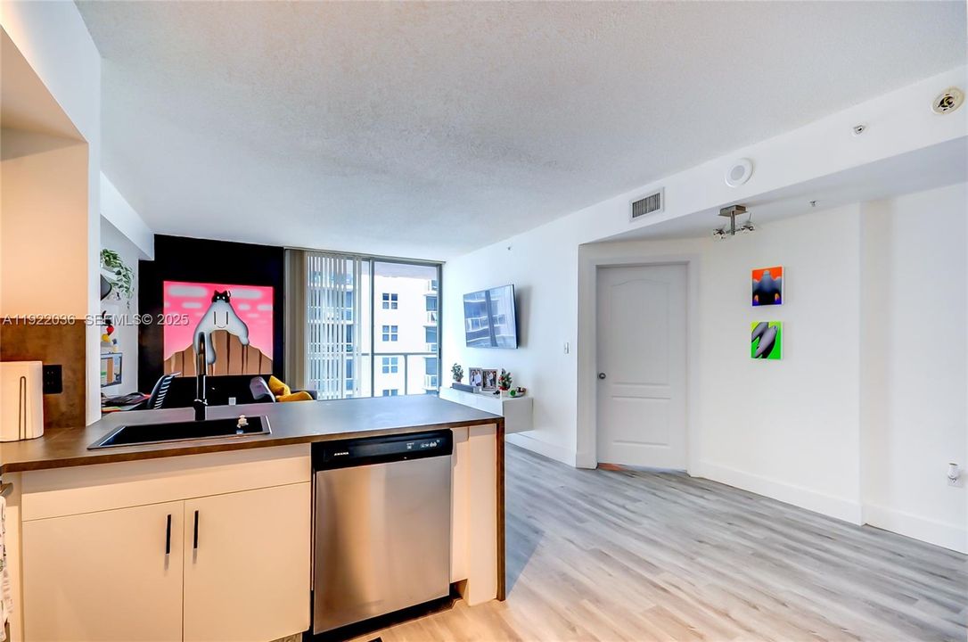 For Sale: $288,000 (1 beds, 1 baths, 685 Square Feet)
