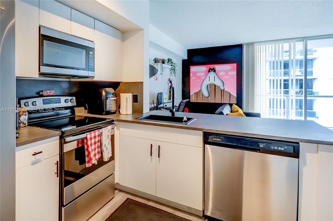 For Sale: $288,000 (1 beds, 1 baths, 685 Square Feet)