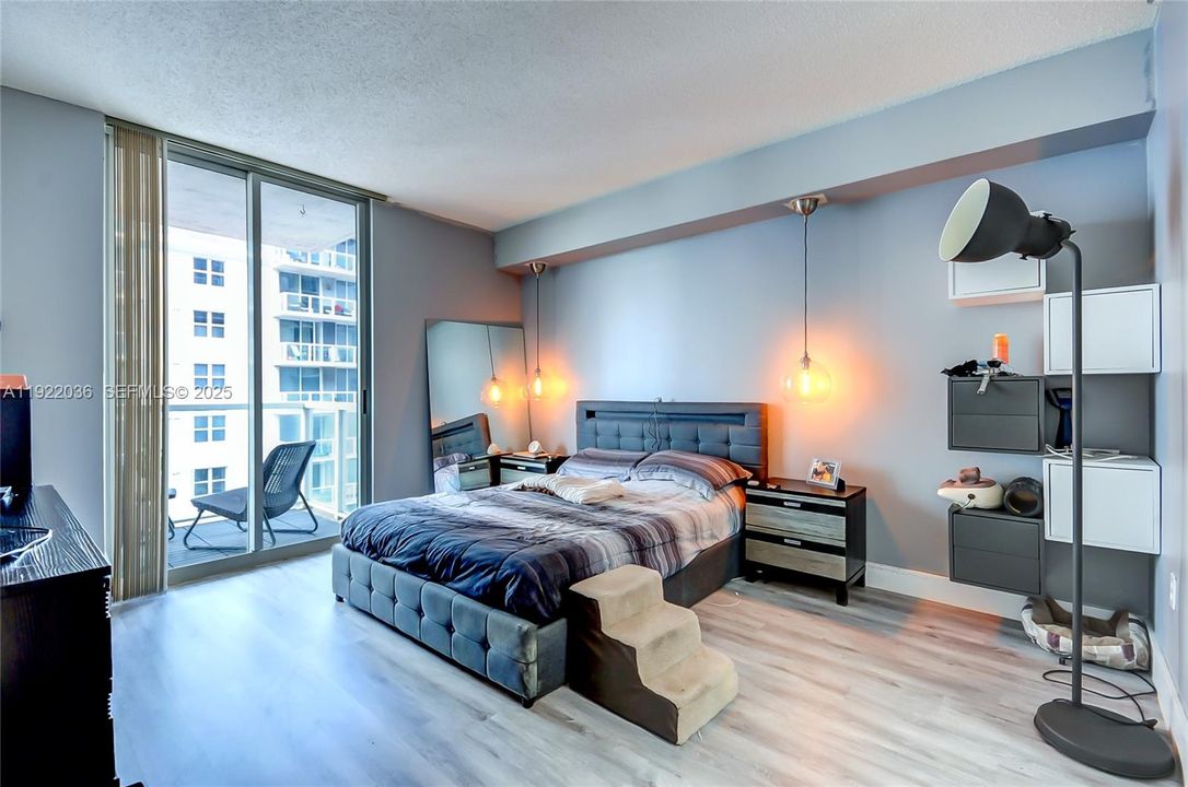 For Sale: $288,000 (1 beds, 1 baths, 685 Square Feet)