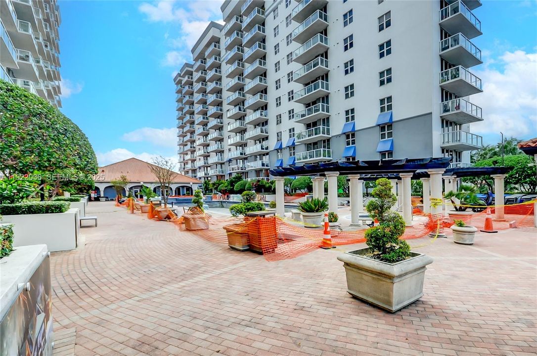 For Sale: $288,000 (1 beds, 1 baths, 685 Square Feet)